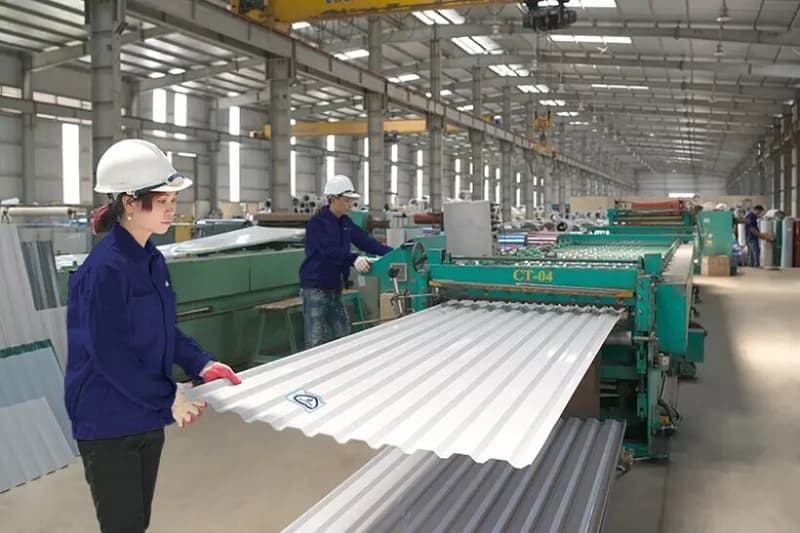 Tôn mạ màu có tiêu chuẩn về kích thước và quy trình sản xuất