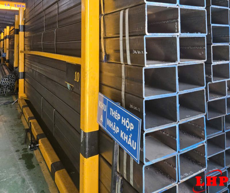 Sản phẩm thép hộp đen nhập khẩu tại kho hàng Lộc Hiếu Phát