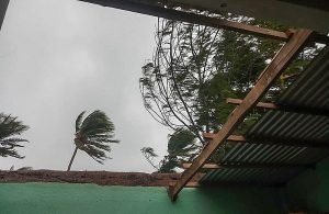 Vì sao cần gia cố mái tôn mùa bão?