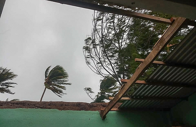 Vì sao cần gia cố mái tôn mùa bão?