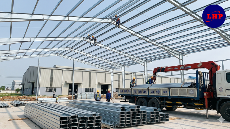 Biểu đồ so sánh ưu điểm của xà gồ mạ kẽm so với xà gồ đen về độ bền và chống ăn mòn