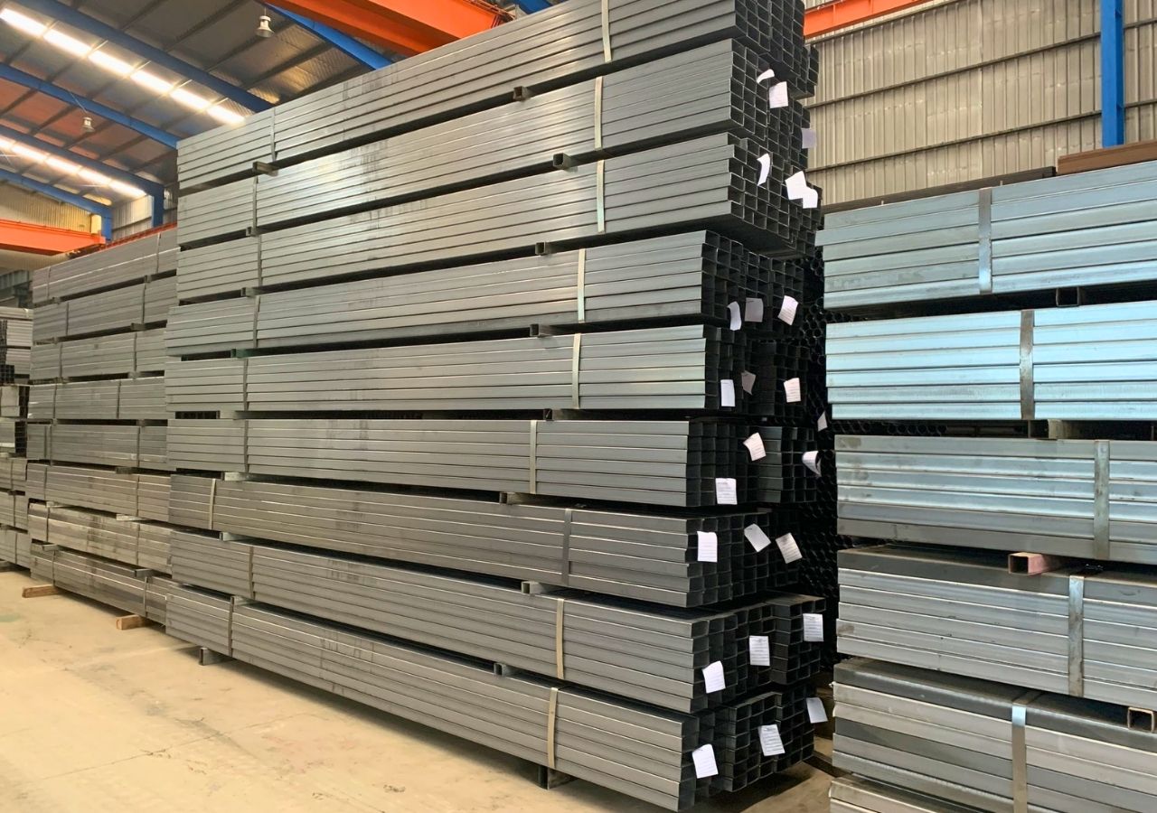 Xà gồ thép hộp Hoa Sen 50x100 luôn có sẵn tại kho Lộc Hiếu Phát, sẵn sàng phục vụ