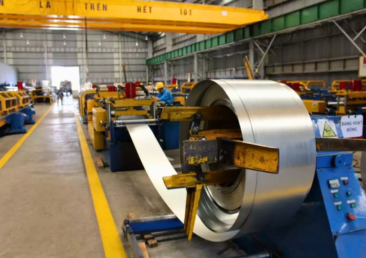 Quy trình sản xuất xà gồ C hiện đại tại nhà máy, đảm bảo chất lượng đồng nhất.