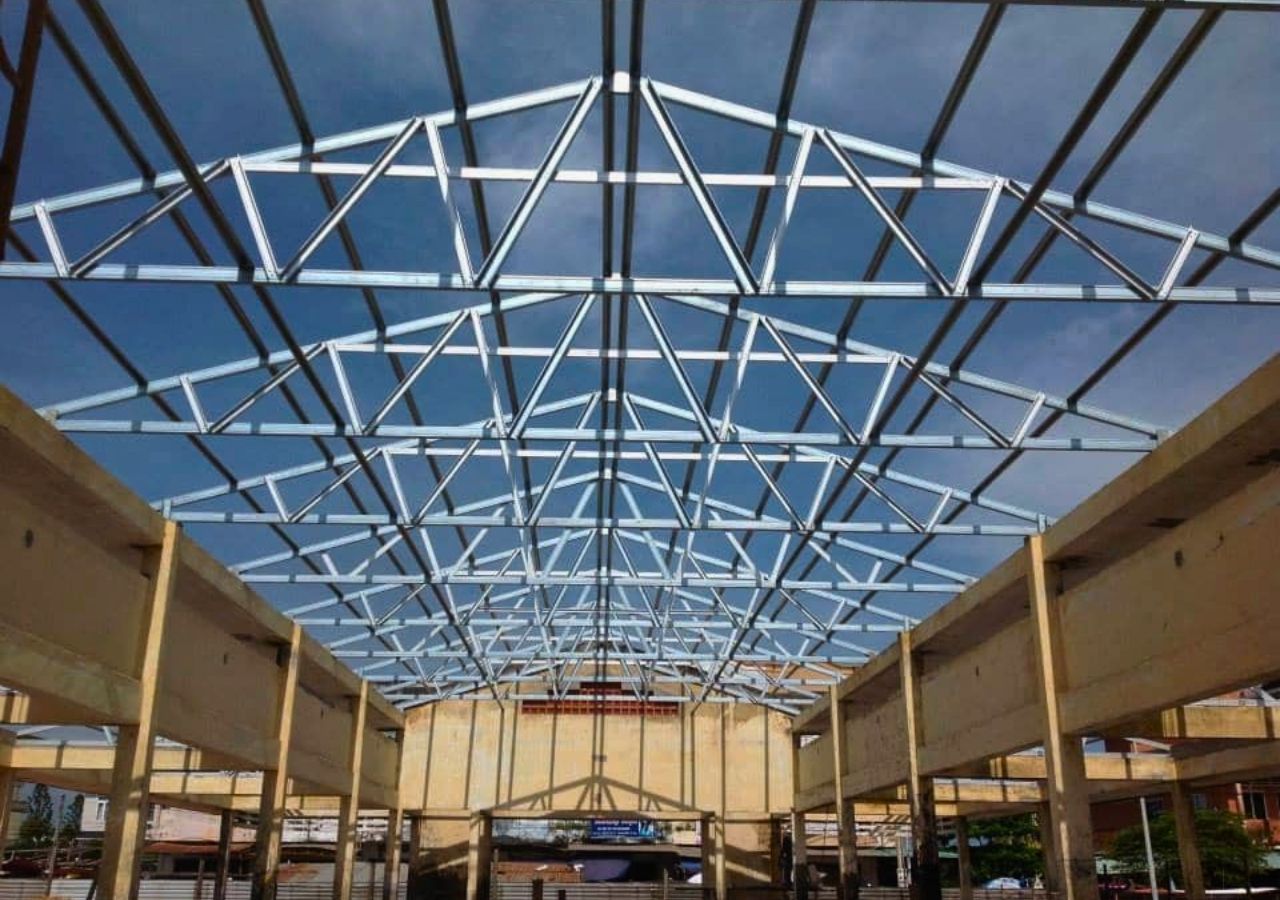 Xà gồ C100x50x15 là giải pháp tối ưu cho kết cấu mái nhà xưởng, mang lại độ bền và an toàn.