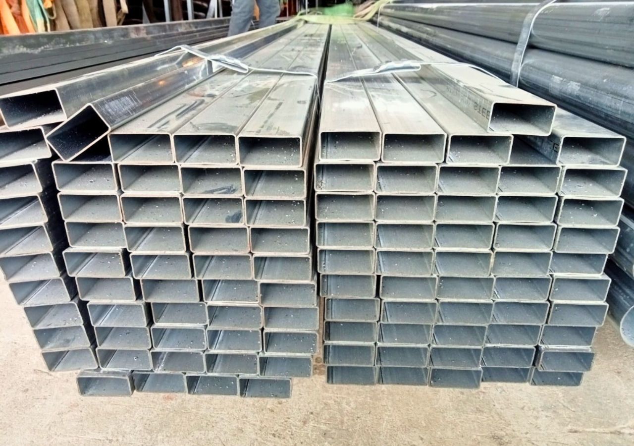 Xà gồ hộp 30x60 được ứng dụng rộng rãi làm khung đỡ mái tôn cho các công trình dân dụng.