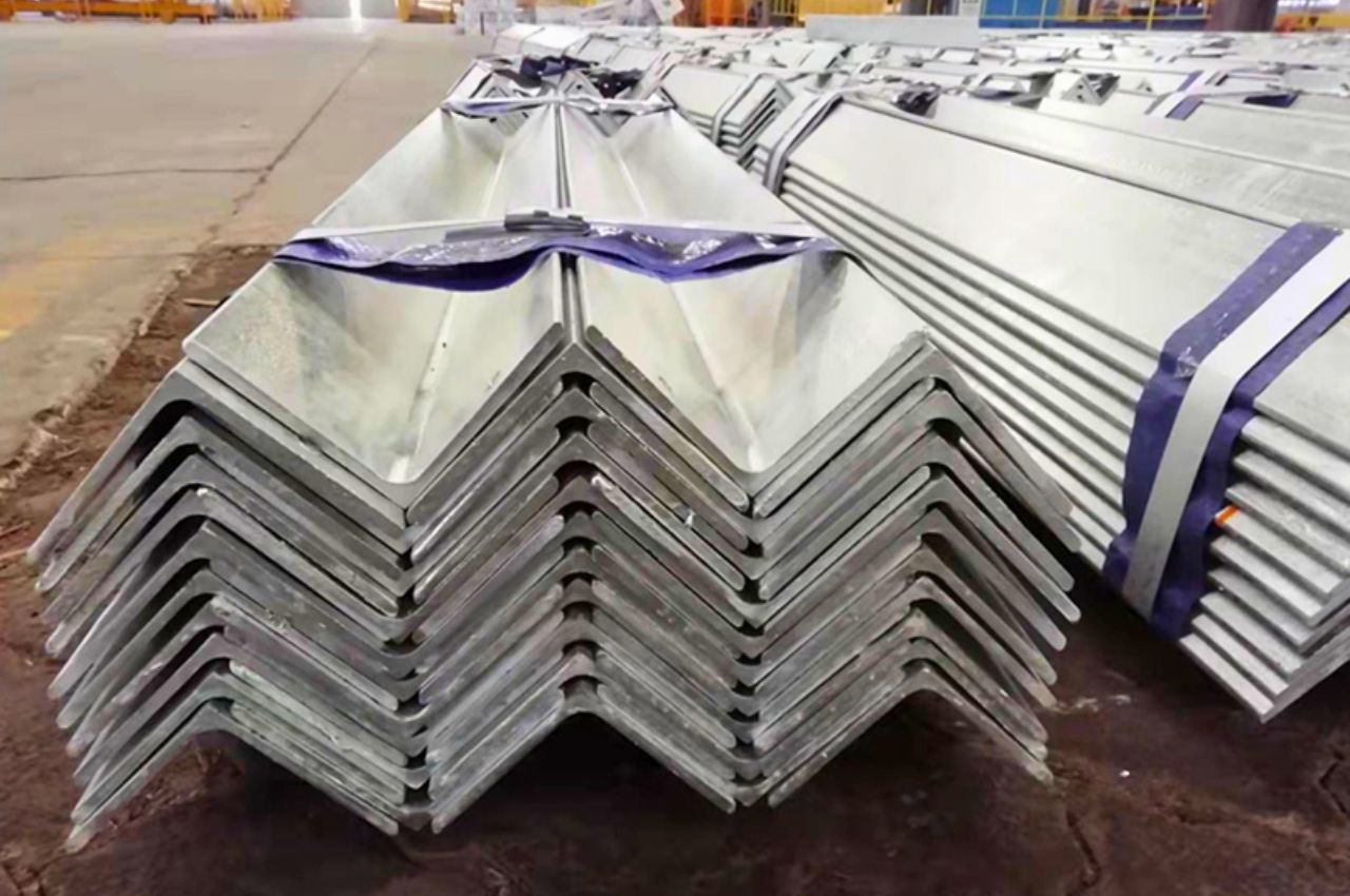 Thép V100 mạ kẽm có độ bền vượt trội, chuyên dùng cho các công trình ven biển và ngoài trời