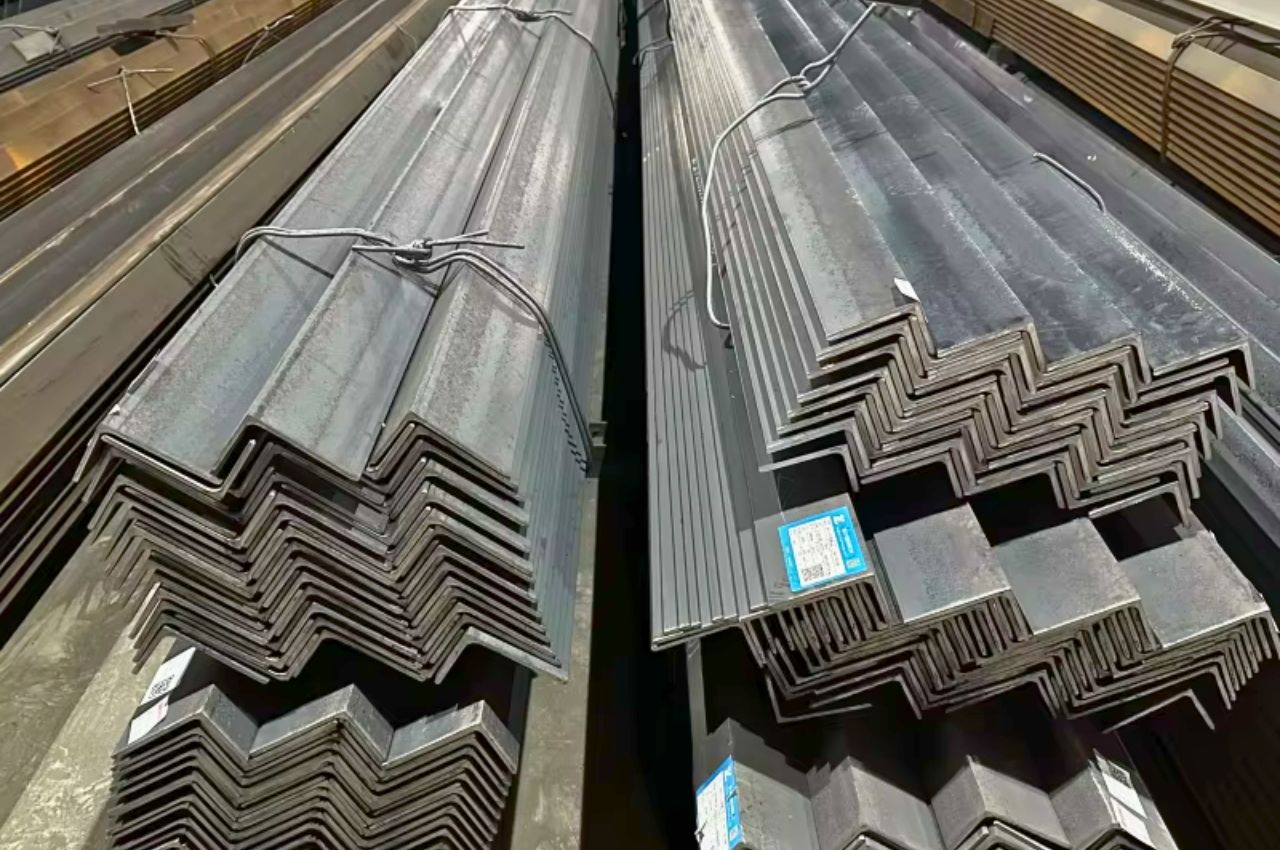 Thép V100 đen nguyên bản tại kho Lộc Hiếu Phát, bề mặt láng mịn, không cong vênh