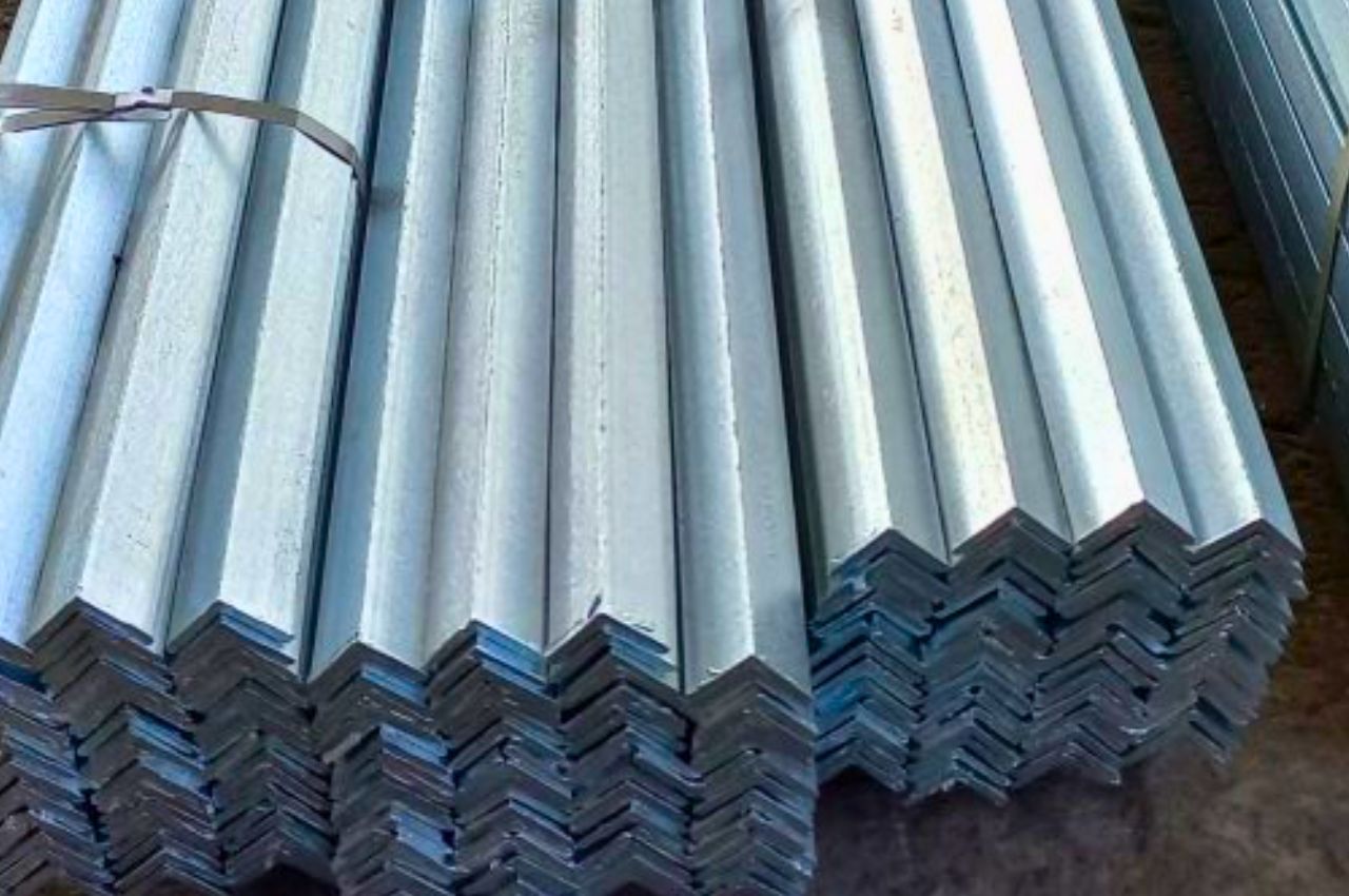 Sự khác biệt về lớp phủ bề mặt ảnh hưởng đến độ bền và ứng dụng của thép V60x60.