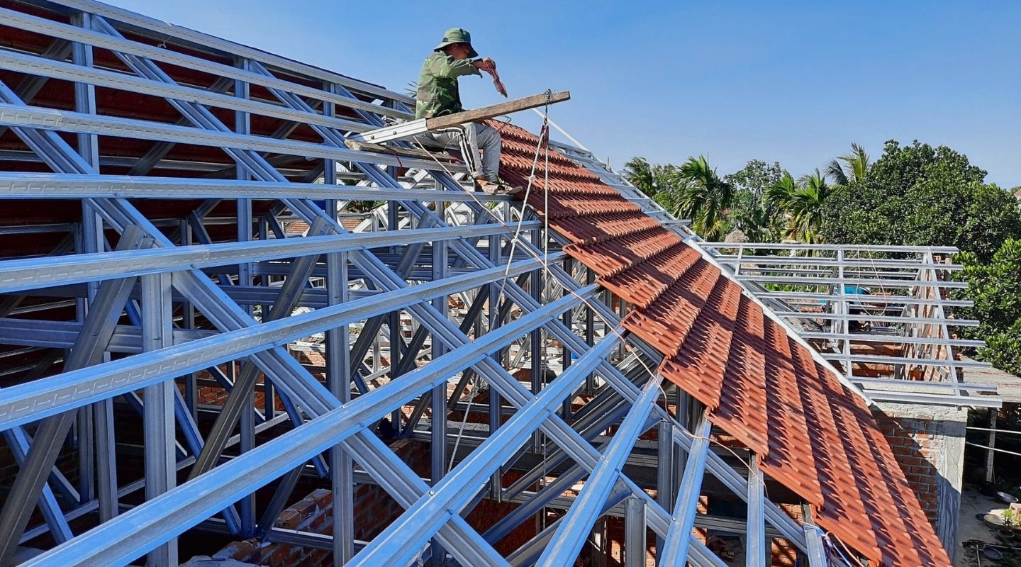 Ứng dụng của liên kết xà gồ với vì kèo cho mái nhà lợp ngói