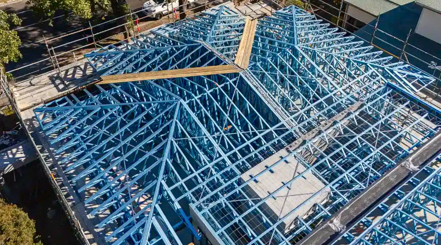 Xà gồ thép mạ kẽm hiện đại có độ bền vượt trội và khả năng chống mối mọt tuyệt đối.