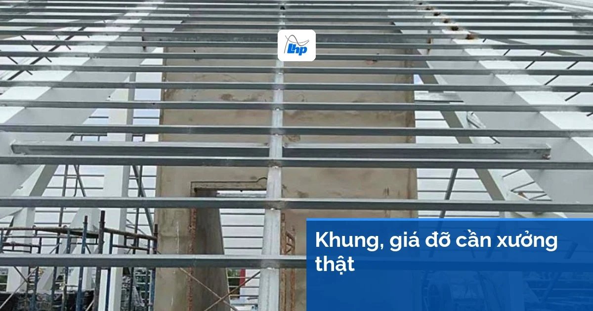 Hệ khung xà gồ thép hộp mạ kẽm lắp trên mái công trình đang thi công