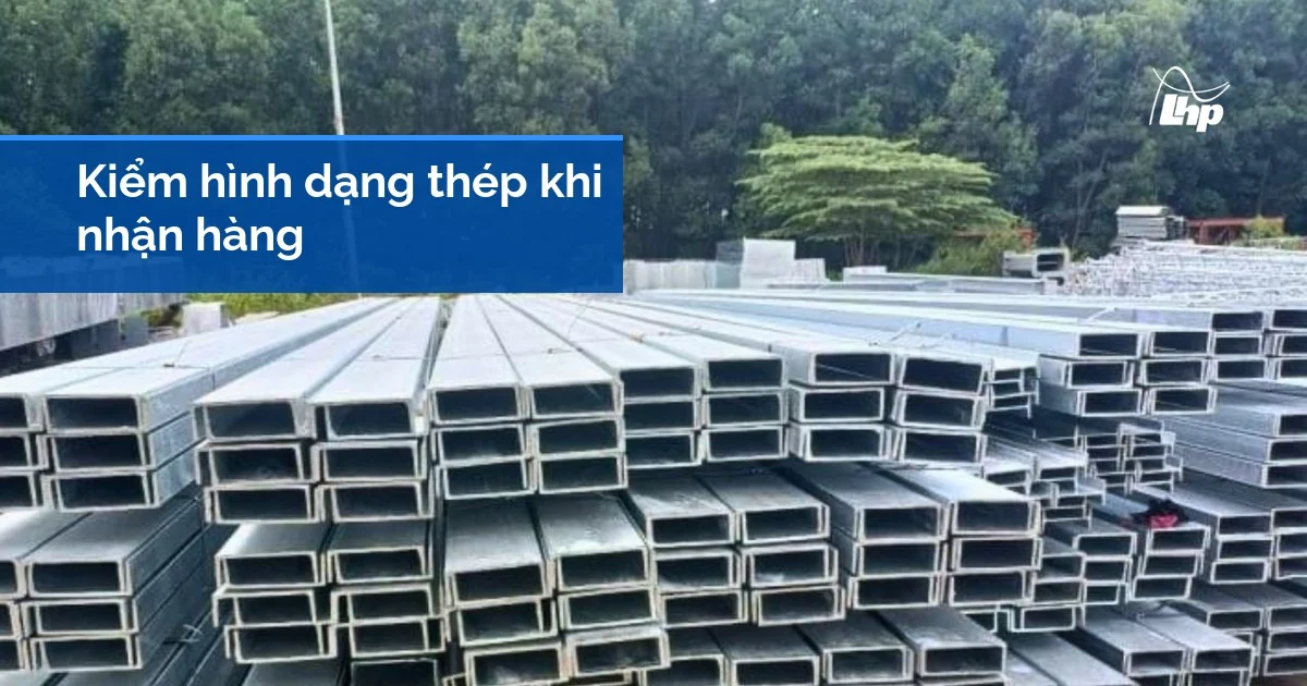 Những bó thép hình chữ U mạ kẽm xếp thành lô ngoài bãi, nơi cần kiểm hình dạng và tem lô khi nhận hàng