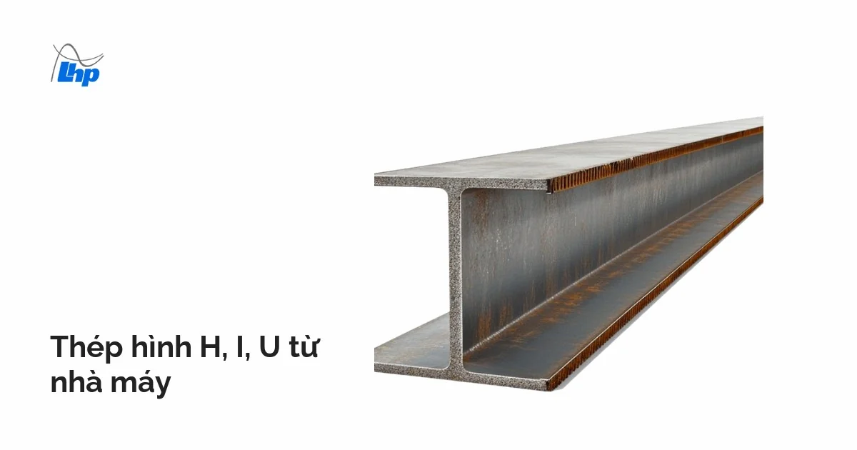 Một đoạn thép hình chữ H cán nóng nhìn nghiêng, thấy rõ mặt cắt hai cánh và bụng, một dòng thép hình do nhà máy cán