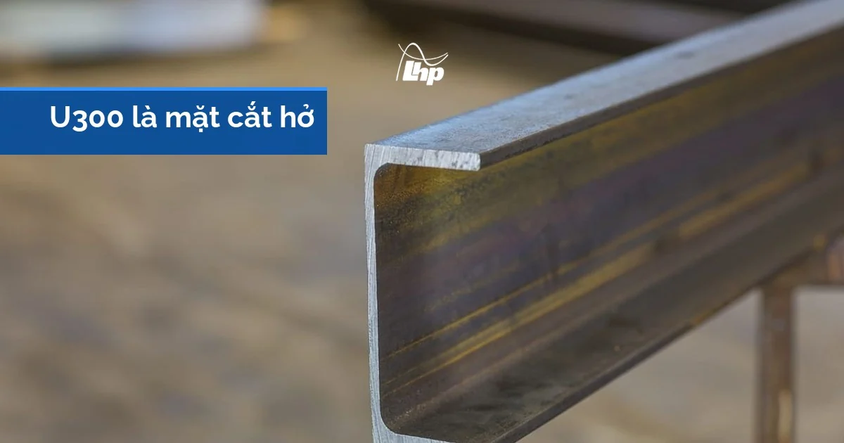 Cận cảnh một đoạn thép hình chữ U300 thấy mặt cắt hở một phía, khác với mặt cắt kín hai cánh của thép I