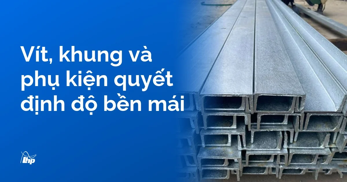 Thanh thép hình chữ U mạ kẽm xếp chồng, minh hoạ khung đỡ mái và phụ kiện ảnh hưởng độ bền mái tôn lạnh