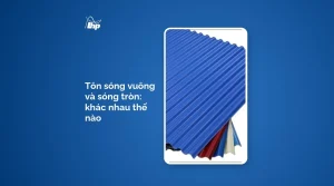 Tấm tôn cán sóng màu xanh xếp chồng trên nền xanh, tiêu đề bài so sánh tôn sóng vuông và sóng tròn