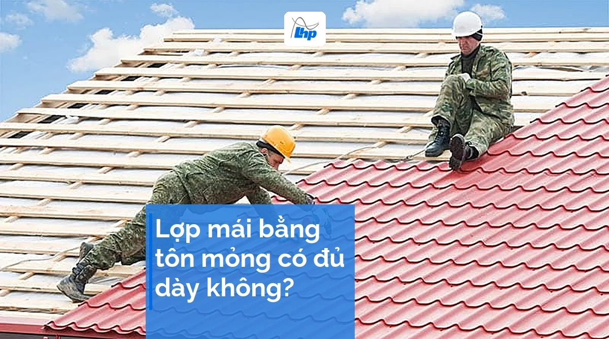 Hai thợ lợp mái bắt vít tôn lên khung xà gồ gỗ, minh hoạ câu hỏi tôn mỏng có đủ dày