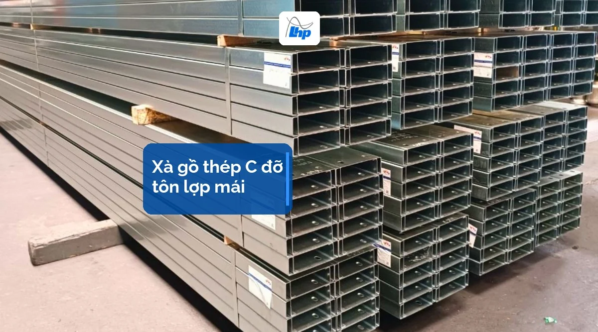 Các bó xà gồ thép chữ C xếp chồng trong kho, dùng làm thanh đỡ tôn lợp mái