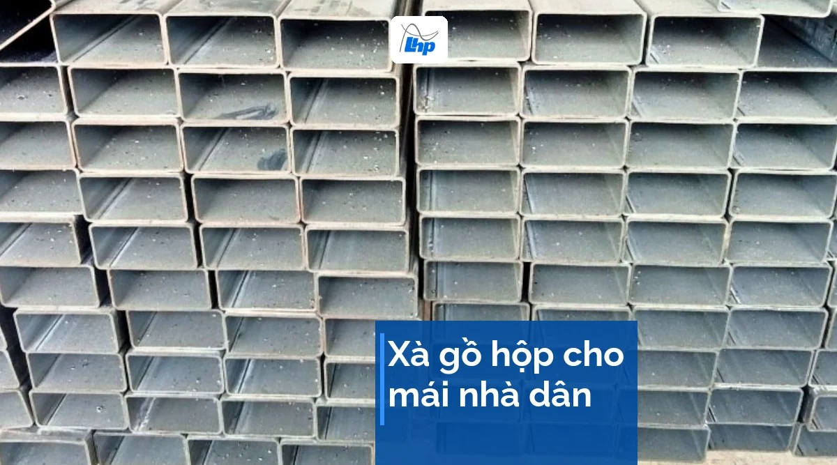 Các bó xà gồ hộp chữ nhật xếp chồng, làm khung đỡ tôn mái nhà dân