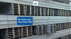 Các bó thép hình chữ I xếp chồng nhiều tầng trong kho, bìa bài ba nhóm nhà máy thép Việt