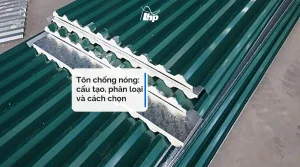 Tấm tôn cách nhiệt màu xanh lục xếp trong kho, mép cắt lộ lớp lõi, minh hoạ bài tôn chống nóng