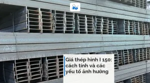 Các bó thép hình chữ I xếp chồng trong kho, kèm tiêu đề bài giá thép hình I 150