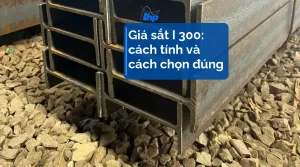 Bó dầm thép hình chữ I xếp trong kho trên nền đá dăm, thấy rõ hai cánh và thân dầm, tiêu đề Giá sắt I 300