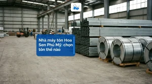 Kho thép với cuộn thép mạ và các bó thép khung xếp cạnh nhau, ảnh minh hoạ cho bài nhà máy tôn Hoa Sen Phú Mỹ